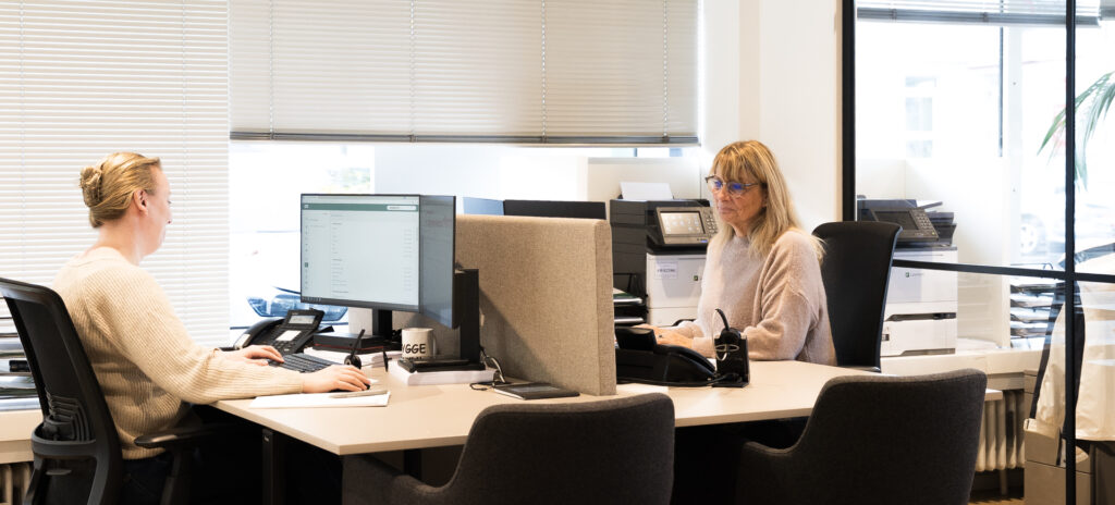 Mitarbeitende im modernen Büro der Provinzial bei der Arbeit